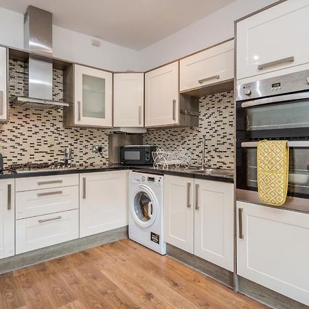Entire Lovely Family Home With Parking, Wifi, Netflix, Self Check-In London Eksteriør bilde
