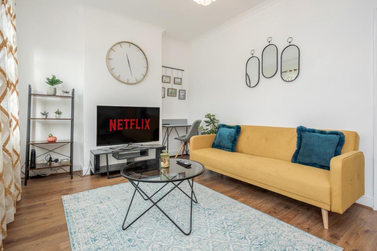 Entire Lovely Family Home With Parking, Wifi, Netflix, Self Check-In London Eksteriør bilde